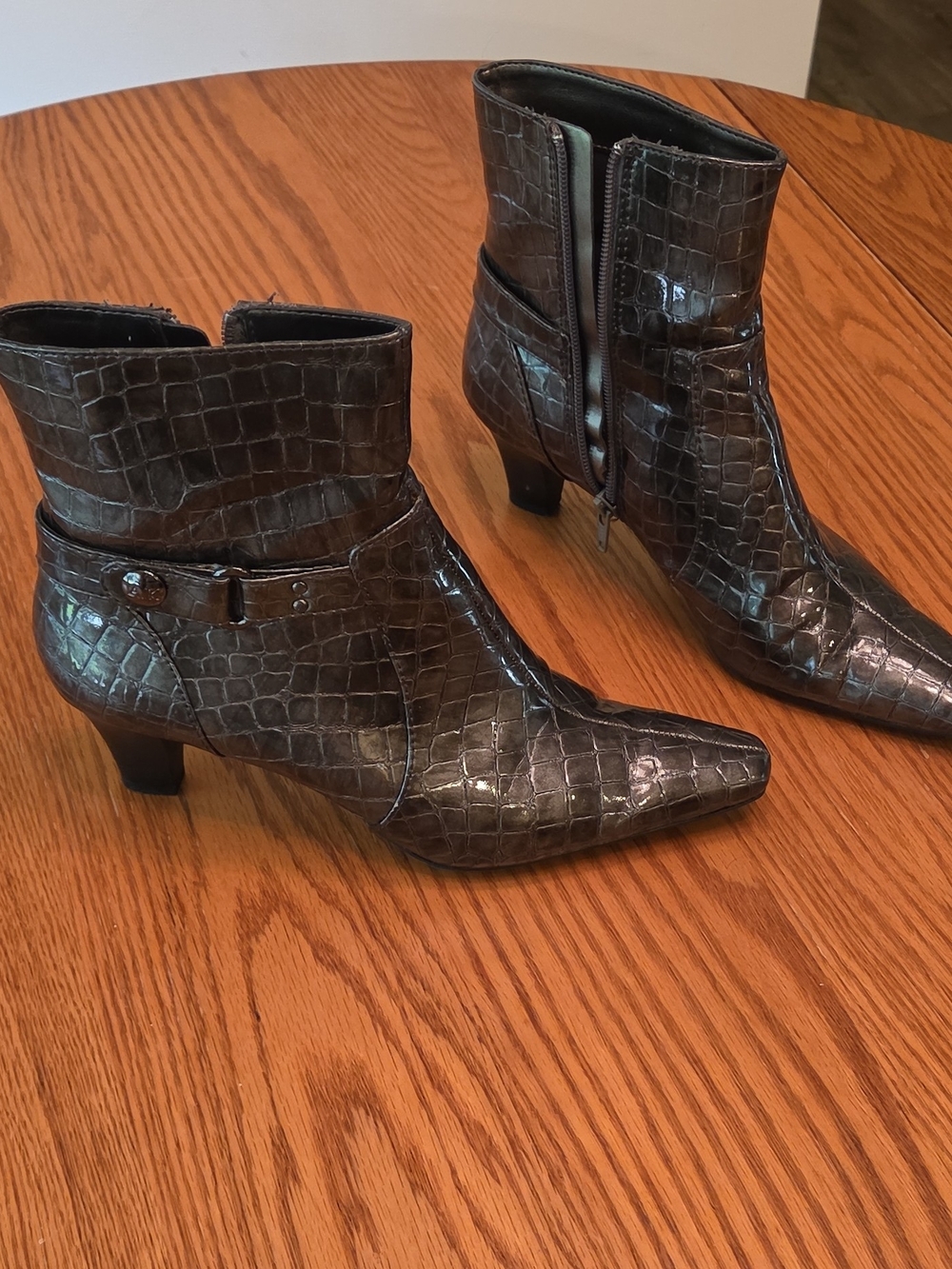 Anne Klein Croc-Embossed Pointed Toe Ankle Boots in Dark Brown S 9